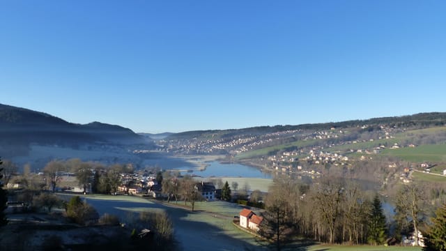 Am Morgen lagen die Temperaturen in den Juramulden deutlich unter dem Gefrierpunkt. Le Lac Brenets. Am Morgen lagen die Temperaturen in den Juramulden deutlich unter dem Gefrierpunkt. Le Lac Brenets.