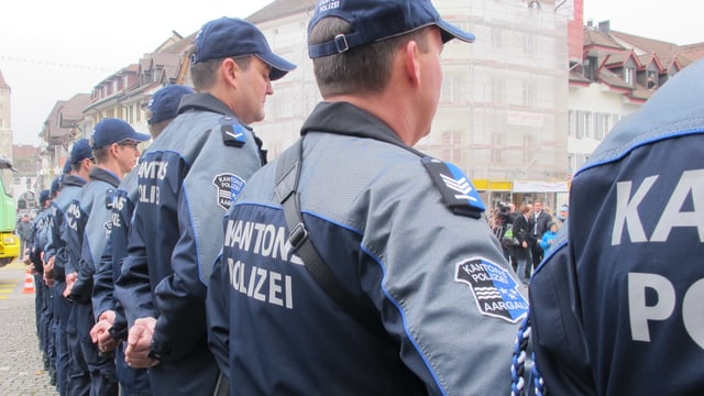 Polizisten stehen in einer Reihe Polizisten stehen in einer Reihe