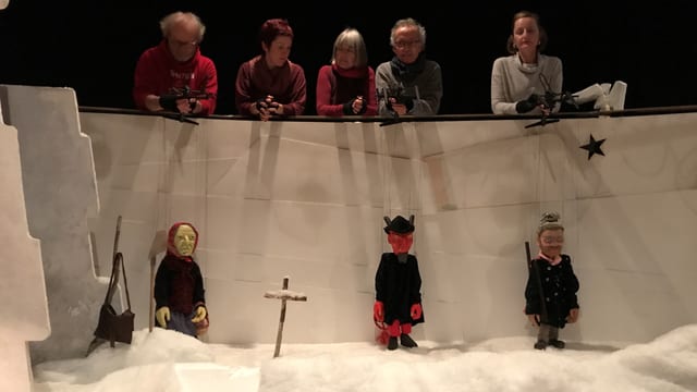 Bühne mit grossen Marionettenfiguren und im Hintergrund die Spieler, die die Puppen halten. Bühne mit grossen Marionettenfiguren und im Hintergrund die Spieler, die die Puppen halten.