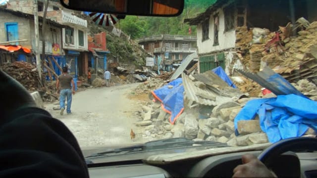 Autofahrt durch ein zerrüttetes Bergdorf bei Kathmandu Autofahrt durch ein zerrüttetes Bergdorf bei Kathmandu