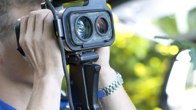 Polizist mit Radargerät Polizist mit Radargerät
