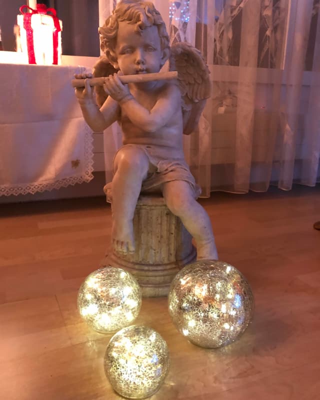 Porzellanengel auf Säule sitzen.