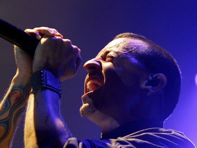 Chester Bennington in klassischer Sängerpose. Chester Bennington in klassischer Sängerpose.