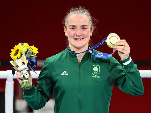 Kellie Harrington präsentiert ihre Goldmedaille Kellie Harrington präsentiert ihre Goldmedaille