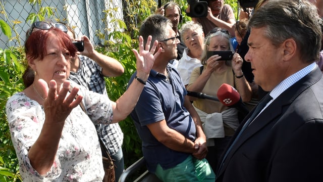 Vizekanzler Gabriel spricht mit einer Demonstrantin in Heidenau. Vizekanzler Gabriel spricht mit einer Demonstrantin in Heidenau.