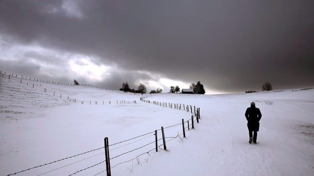 Frau allein im Schnee Frau allein im Schnee