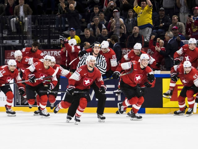 Schweizer Spieler stürmen nach dem Spiel gegen Kanada auf ihren Goalie. Schweizer Spieler stürmen nach dem Spiel gegen Kanada auf ihren Goalie.