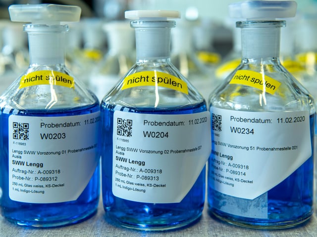 Fläschchen mit blauer Flüssigkeit im Labor