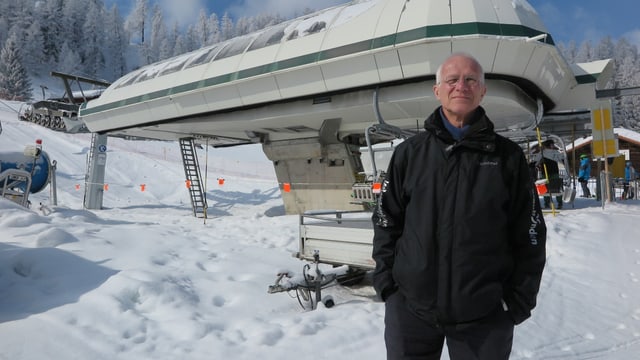 Martin Weilenmann steht vor der Talstation der Sesselbahn. Martin Weilenmann steht vor der Talstation der Sesselbahn.