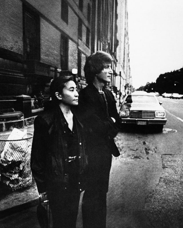 Yoko e John davant il Dakota Building Yoko e John davant il Dakota Building
