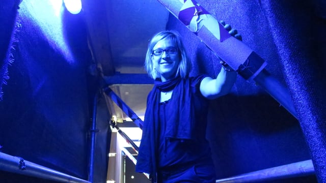 Ursina Wyss in einem schmalen Durchgang mit blauem Licht Ursina Wyss in einem schmalen Durchgang mit blauem Licht