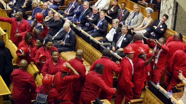 In Rot gekleidete Mitglieder der Opposition verlassen das Parlament. In Rot gekleidete Mitglieder der Opposition verlassen das Parlament.