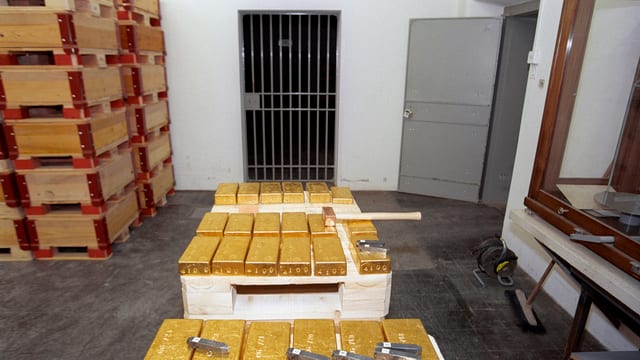 Goldbarren im Tresor der Nationalbank. Goldbarren im Tresor der Nationalbank.