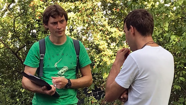 Zwei Männer sprechen miteinander Zwei Männer sprechen miteinander