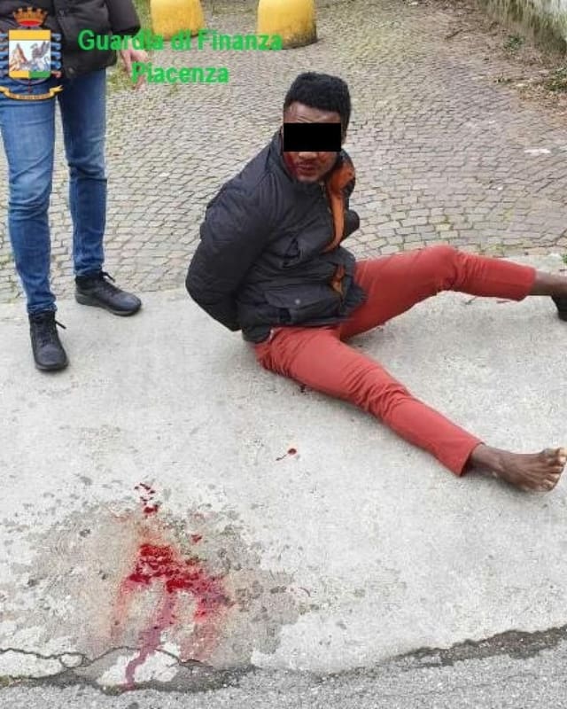Mann sitzt gefesselt am Boden, neben ihm eine Blutlache Mann sitzt gefesselt am Boden, neben ihm eine Blutlache