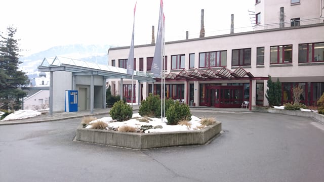 L'ascensur sa chatta gist visavis l'entrada principala da l'ospital. L'ascensur sa chatta gist visavis l'entrada principala da l'ospital.