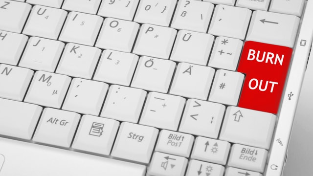 Eine Computertastatur mit einer roten Taste, auf der Burnout steht.