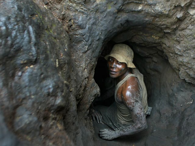 Ein Arbeiter der Shinkolobwe-Kobaltmine im Kongo auf dem Weg zum Einsatz. Ein Arbeiter der Shinkolobwe-Kobaltmine im Kongo auf dem Weg zum Einsatz.