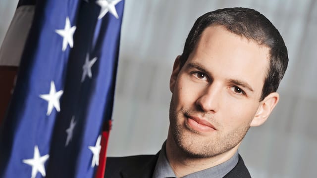 Honegger neben der amerikanischen Flagge. Honegger neben der amerikanischen Flagge.