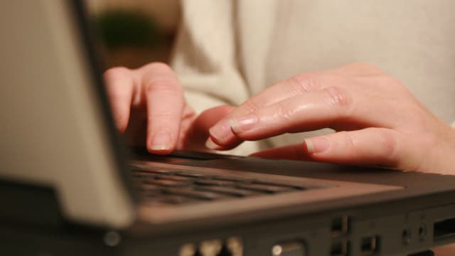 Hände am tippen an einem Laptop Hände am tippen an einem Laptop