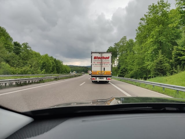 Ein Lastwagen von hinten auf der Autobahn Ein Lastwagen von hinten auf der Autobahn