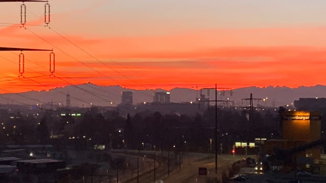 Blick Richtung Säntis, dahinter ein schönes Morgenrot. Blick Richtung Säntis, dahinter ein schönes Morgenrot.