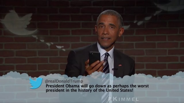 Obama liest einen Tweet vor.