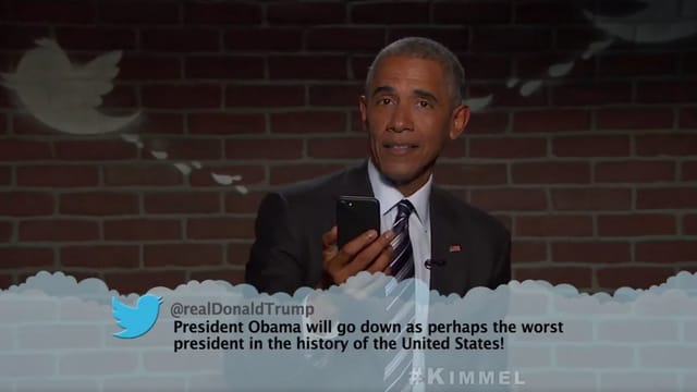Obama liest einen Tweet vor. Obama liest einen Tweet vor.