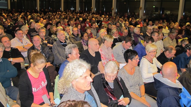Viele Leute in einem Saal Viele Leute in einem Saal