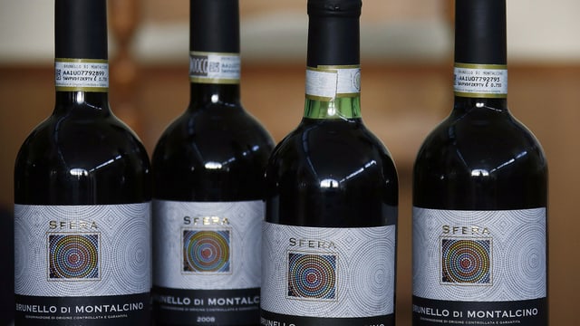 Vier Flaschen Rotwein mit der Bezeichnung Brunello di Montalcino. Vier Flaschen Rotwein mit der Bezeichnung Brunello di Montalcino.