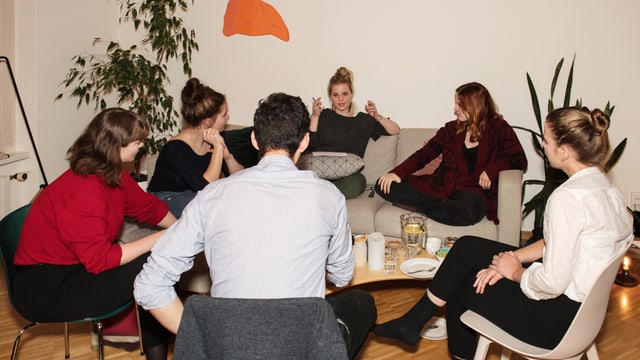 Junger Mann Entspannt Sich Mit Zwei Mädels Junger Mann Entspannt Sich Mit Zwei Mädels