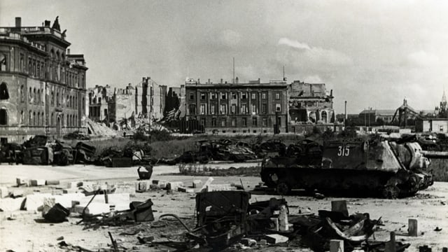 Schweizer Botschaft mit Panzer aus zweitem Weltkrieg Schweizer Botschaft mit Panzer aus zweitem Weltkrieg