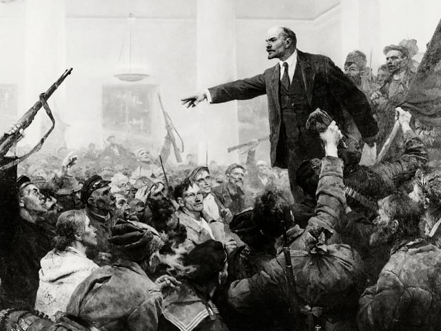 Lenin spricht in einem Saal voller Leute Lenin spricht in einem Saal voller Leute