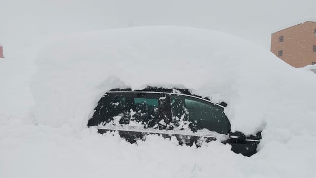 Völlig verschneites Auto in Airolo. Völlig verschneites Auto in Airolo.