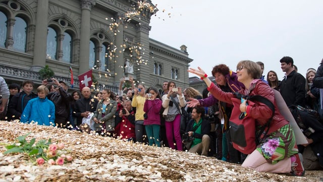 8 Millionen 5-Rappen-Stücke auf dem Bundesplatz anlässlich der Unterschrifteneinreichung 04.10.2013. 8 Millionen 5-Rappen-Stücke auf dem Bundesplatz anlässlich der Unterschrifteneinreichung 04.10.2013.