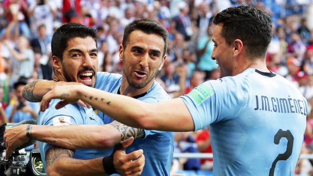 Luis Suarez sa legra da ses gol cun ses collegas d'equipa. Luis Suarez sa legra da ses gol cun ses collegas d'equipa.