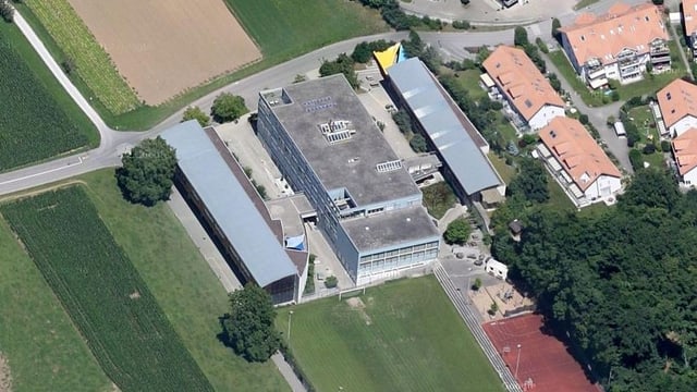 Die Schlossbergschule Spiez von oben. Die Schlossbergschule Spiez von oben.