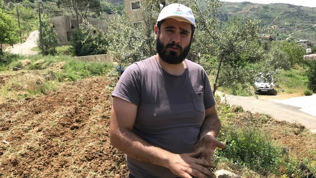 Elie Hassoun, 33, ist Christ und von Beruf Fotograf. In seiner wirtschaftlichen Not ist er aufs Land seines Grossvaters zurückgekehrt, der im Bürgerkrieg vertrieben wurde. Elie Hassoun, 33, ist Christ und von Beruf Fotograf. In seiner wirtschaftlichen Not ist er aufs Land seines Grossvaters zurückgekehrt, der im Bürgerkrieg vertrieben wurde.