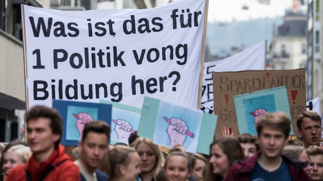 Schüler halten ein Transparent in die Luft. Schüler halten ein Transparent in die Luft.