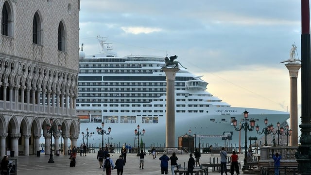 Ein Kreuzfahrtschiff fährt neben dem Markusplatz in Venedig vorbei. Ein Kreuzfahrtschiff fährt neben dem Markusplatz in Venedig vorbei.