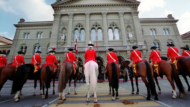 Berner Dragoner vor dem Bundeshaus. Berner Dragoner vor dem Bundeshaus.