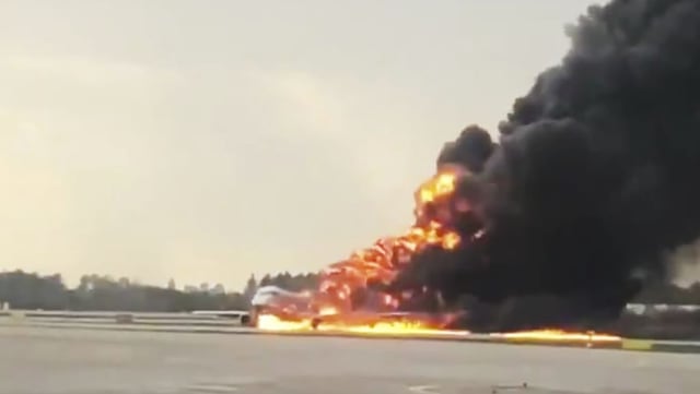 Ein brennendes Flugzeug am Moskauer Flughafen Ein brennendes Flugzeug am Moskauer Flughafen