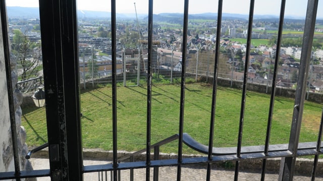 Blick durch Gitterstäbe aus Jugendheim Aarburg
