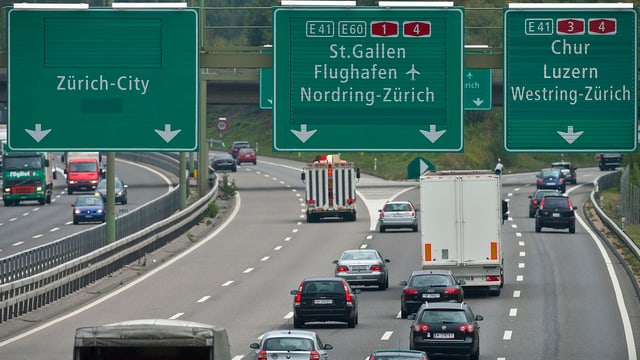 Dichter Verkehr auf der Autobahn A1 vor Zürich 