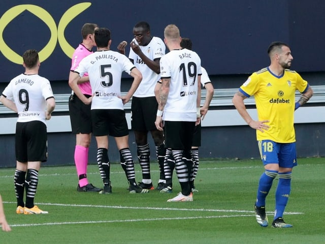 Valencias Spieler belagern den Schiedsrichter. Valencias Spieler belagern den Schiedsrichter.