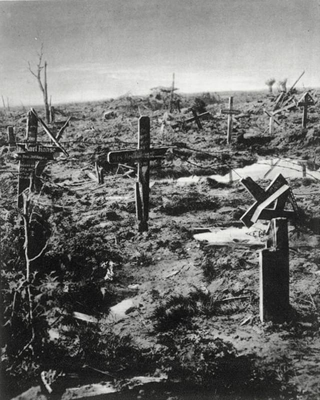 Feld mit zerstörten Grabkreuzen aus Holz. Feld mit zerstörten Grabkreuzen aus Holz.