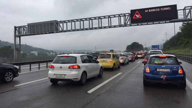 Geduld ist gefragt vor dem Baregg-Tunnel. Die Verkehrsbeeinträchtigung dürfte noch lange dauern. Geduld ist gefragt vor dem Baregg-Tunnel. Die Verkehrsbeeinträchtigung dürfte noch lange dauern.