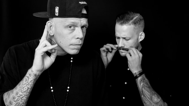 schwarzweiss bild zweier Rapper schwarzweiss bild zweier Rapper