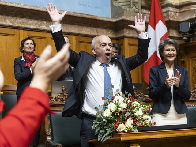 Applausi a Ueli Maurer in Parlamento