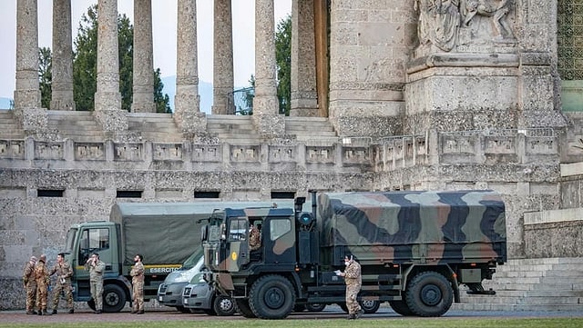 Lastwagen der italienischen Armee stehen vor dem Hauptfriedhof in Bergamo. Lastwagen der italienischen Armee stehen vor dem Hauptfriedhof in Bergamo.